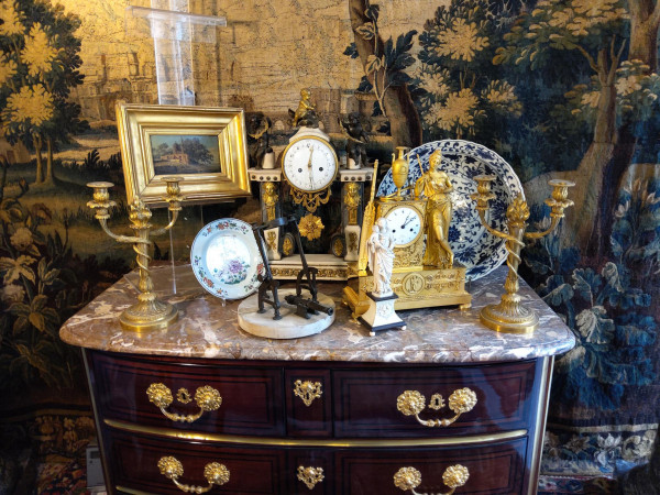 Magasin d'antiquités pour la vente de cadres dorés et tapisseries anciennes à Nantes